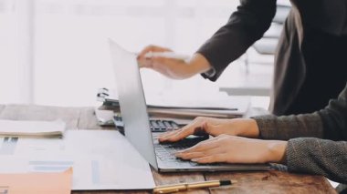 Yakın plan - ofiste dizüstü bilgisayarla çalışan iş kadını elleri