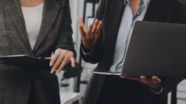 İş kadını ve erkek ofiste iş tartışıyorlar..