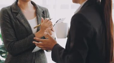 ofiste genç iş kadını