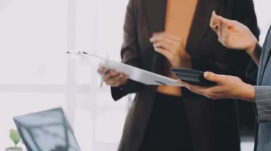 Kapat. Ofiste çalışan işadamı ve iş kadını. kopyalama alanı olan fotoğraf