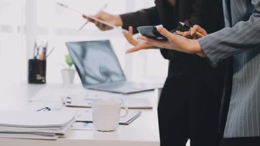 İş yerinde dizüstü bilgisayarı olan bir işadamı.