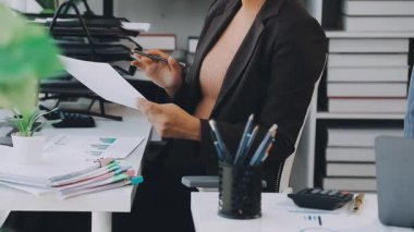 Bilgisayarla çalışan genç bir kadın..