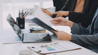 İş ekibi ofiste çalışıyor..