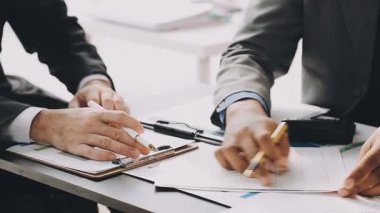 İş adamları ofis masasında toplanıp tartışıyorlar, iş konsepti