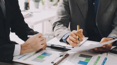 İş adamları birlikte çalışıyor.