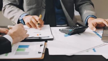 Ofiste çalışan bir iş adamı..