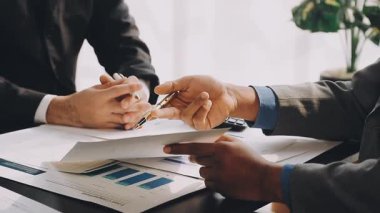 Kapat. İş adamı ofiste bir sözleşmeyi tartışıyor..