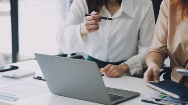 İş ekibi dizüstü bilgisayarda çalışıyor ve yeni projeyi tartışıyor
