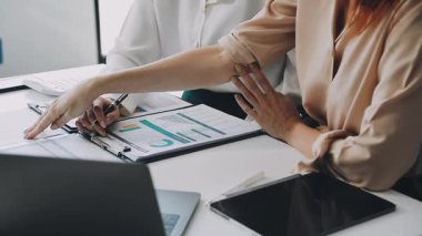 Ofiste mali planı tartışan iş ekibini kapatın..