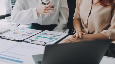 İş ekibi ofiste çizelgeleri tartışıyor ve analiz ediyor. iş stratejisi ve yatırım kavramı