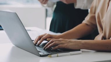 Modern ofiste dizüstü bilgisayarla çalışan iş kadını