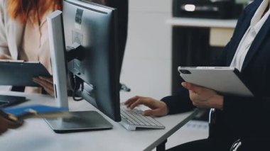 dizüstü bilgisayarda yazarak işkadını, yakın çekim.