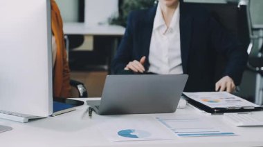 Ofiste dizüstü bilgisayarla çalışan iş adamları