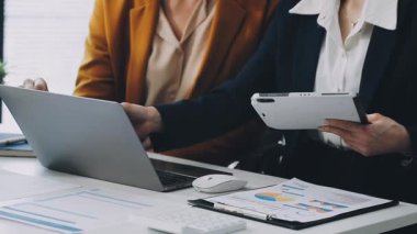 İki işadamı iş stratejisi ve iş kavramını tartışıyor.