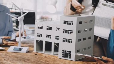 Emlakçı ev modellerini gösteriyor. gayrimenkul ve gayrimenkul.