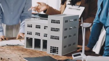 Model ve mimari tasarım ile iş ekibi toplantısı