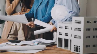 Mühendis ve mimar ekibi ofis, mimar veya mühendis konsepti üzerinde tartışıyor ve çalışıyor.