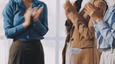 Modern bir ofiste genç insanlar