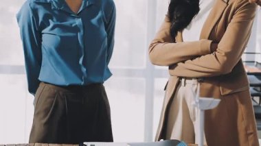 Ofiste duran iki bayan meslektaşım.