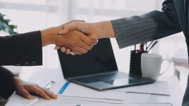 Sonra başarılı anlaşma tokalaşırken iş adamları