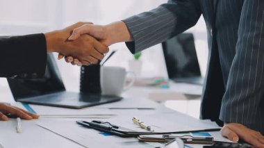 Yakın plan - başarılı bir iş toplantısından sonra el sıkışan iki genç iş adamı