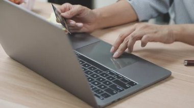 laptop ve kredi kartı ile genç işadamı