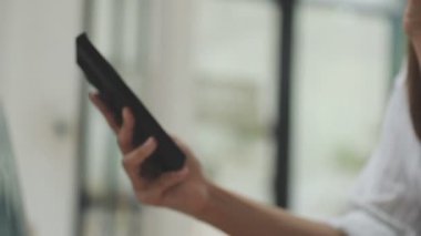 Asyalı kadınlar kredi kartı tutuyor ve ödemeyi çevrimiçi yapmak için cep telefonu kullanıyorlar. E - ticaret konsepti