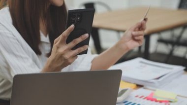 Genç iş kadını iş mesajınız için boş ekranlı cep telefonu kullanıyor