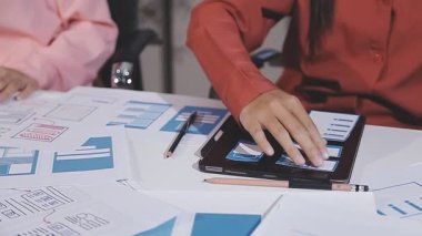 İş adamlarından oluşan bir ekip tartışıyor ve beyin fırtınası yapıyor.