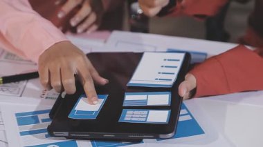 Ofiste çalışırken elinde tablet olan ve kağıda yazan iş kadınını kapat.