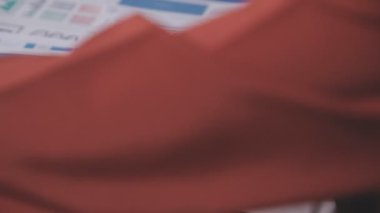 Akıllı telefon kullanan tasarımcı