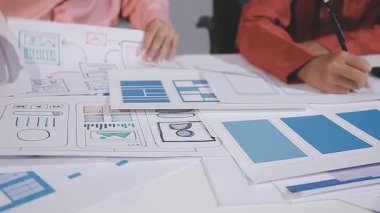 iş tasarımcısı tablet ve tablet üzerinde çalışıyor