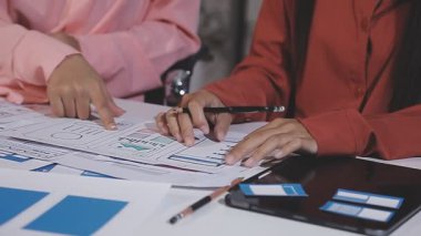 İş adamları modern ofiste iş projesini tartışıyor.