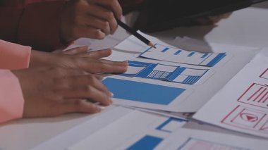 İş adamları ofiste toplanıyor.