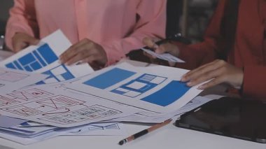 Ofiste çalışan genç iş kadını.