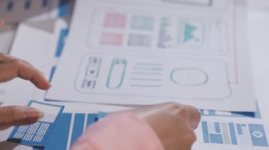 Başvuru yapmak için tablet kullanan bir kadın mimarın fotoğrafını çek.