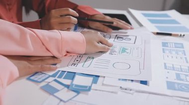 İş ekibi proje üzerinde çalışıyor. Genç tasarımcılardan oluşan yaratıcı ekip yeni bir proje üzerinde birlikte çalışıyor..