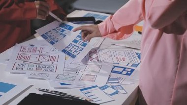 Tasarımcı yeni bir projeyle çalışıyor.