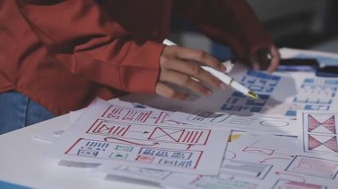 Tasarımcı işinin bir taslağıyla çalışıyor.