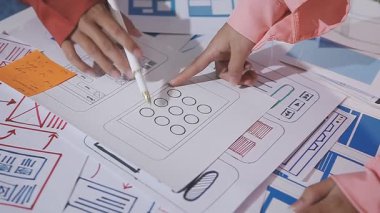 yakın plan - bir kadın tasarımcının elinde kalem ve dijital tablet kullanarak yeni bir tasarım planı oluşturması