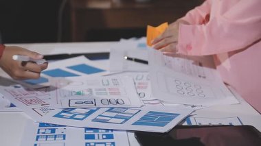 Evrakları ve hesap makinesiyle çalışan kadın