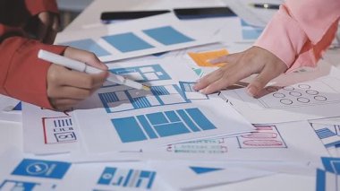 Ofiste belgelerle çalışan genç bir iş kadını. iş ve finans kavramı.