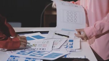 İş kadını takımı yeni iş planını tartışıyor