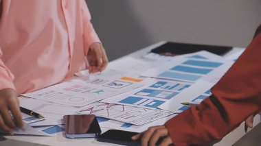 Tasarımcı dijital tabletle proje üzerinde çalışıyor