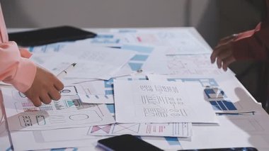 Mimar mühendisi planlar, inşaat mühendisliği üzerinde çalışıyor.