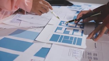 Mimarla birlikte çalışan planlar, ofiste çalışan mühendis, mimar, proje planı, plan ve tasarım projesi, planlar, planlar. mimar