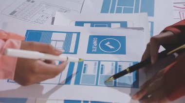 Ofisteki planlarla çalışan bir mimar