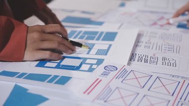 Tasarımcı proje planı ve grafik tasarımcısı ile çalışıyor