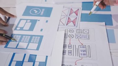 tasarım tasarımcısı skeçlerle çizim yapıyor