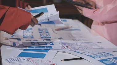 Tasarımcı ofiste planla çalışıyor.